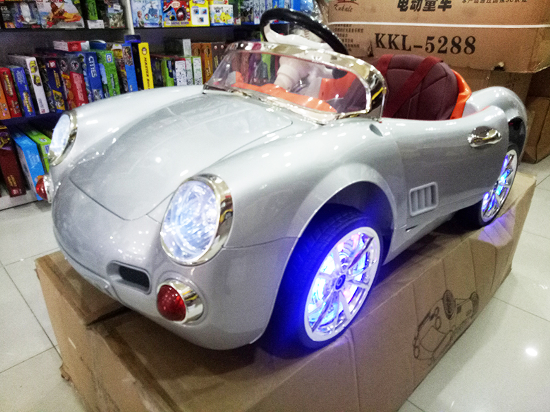 Ô tô điện trẻ em HC-6388 với đèn lED bánh xe