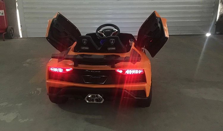 Xe ô tô điện trẻ em Lamborghini 998 - hệ thống đèn LED sau