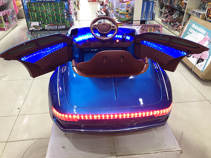 Xe điện trẻ em WMT-6188 cụm đèn LED phía sau xe