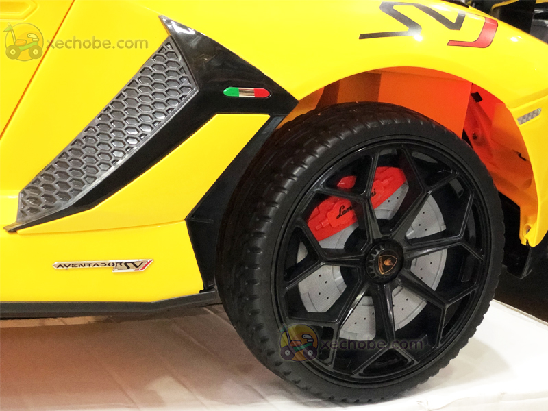 Xe ô tô điện cho bé Lamborghini HL-328 với bánh xe làm từ cao su non