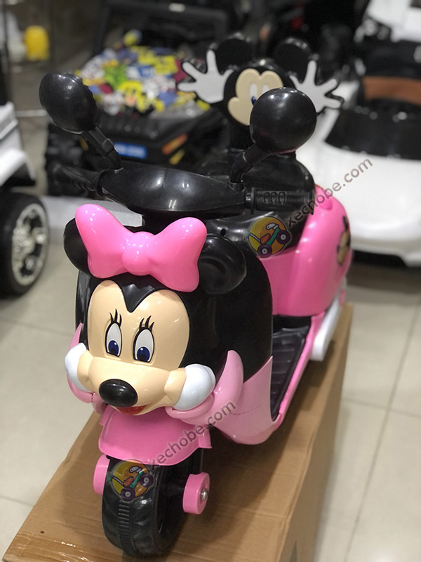 Chiếc xe điện cho bé gái 5188 này có màu hồng, vô cùng thích hợp cho các nàng công chúa nhà mình.